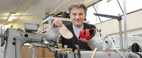 Josef Hanák ze Snovídek ve své firm na výrobu zdravotní obuvi.