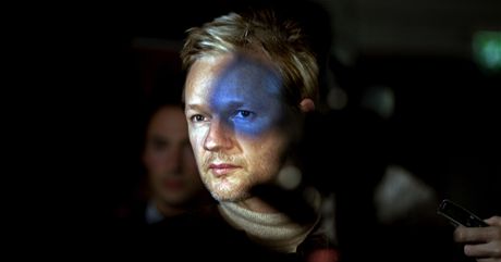 Julian Assange ví, e azyl v Ekvádoru dostane. Ilustraní foto