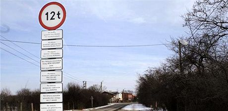 U polského Gdasku trápí idie zákazová dopravní znaka s dvanácti dodatkovými tabulkami.