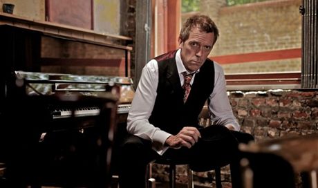 Herec Hugh Laurie rozvíjí paralelní kariéru jako pianista a zpvák.