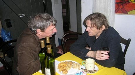 Prokop Voskovec (vpravo) diskutuje se sociologem Tomáem Vrbou na Setkání pátel  Jana Vladislava v praském divadle Orfeus
