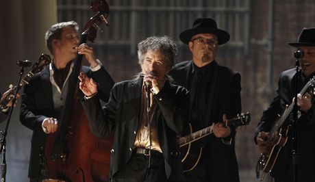 Bob Dylan vystoupil 13. února 2011 na Grammy za doprovodu spojených skupin