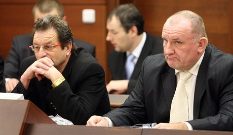 Bývalý editel liberecké policie Miroslav Dvoák (vpravo) u soudu.