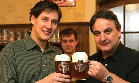 Sládek Petr Hauskrecht (vpravo) je pesvden, e urit nejlepí pivo je prakticky nemoné.