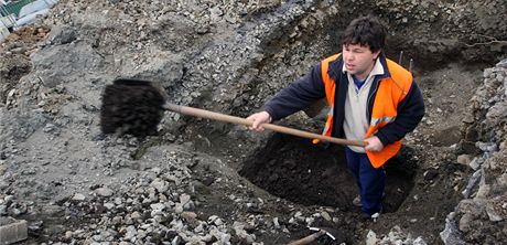 Archeologové objevili pod zeminou pvodní kamennou dlabu, kanalizaci i pdorysy dom. (Ilustraní snímek)