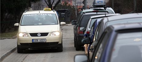 Ulice na sídlitích jsou ucpané parkujícími auty. (Ilustraní snímek)