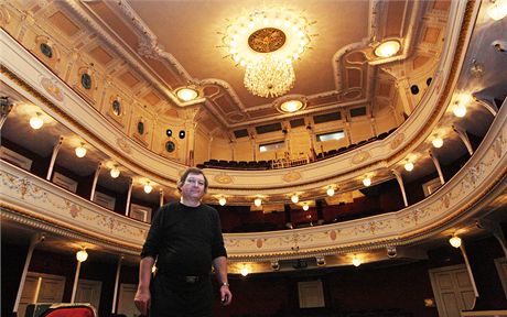 Slezsk divadlo v Opav prolo velkou rekonstrukc. V poped jeho editel Jindich Pasker.