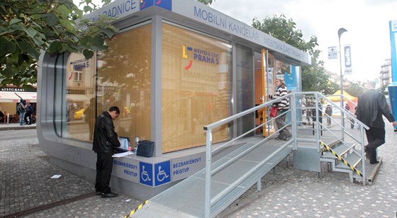 Mobilní kancelá Prahy 5 stojí jen pár desítek metr od smíchovské radnice.