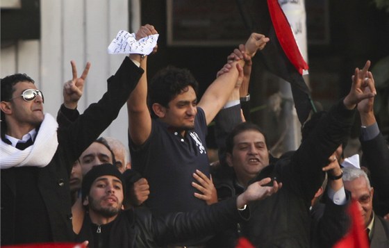Vaíl Ghaním hovoí k davu na káhirském námstí Tahrír (8. února 2011)