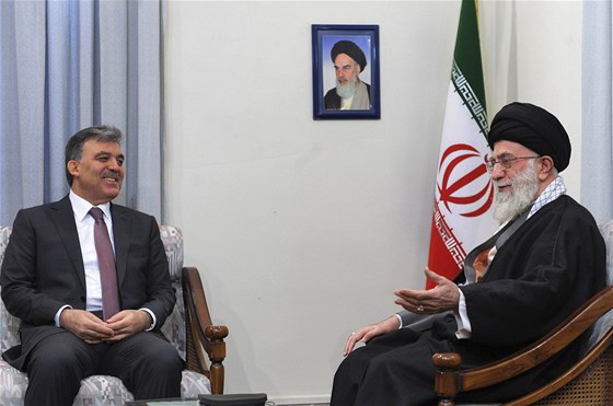 Turecký prezident Abdullah Gül na návtv u íránského duchovního vdce Sajjida Alího Chameneího (15. února 2011)