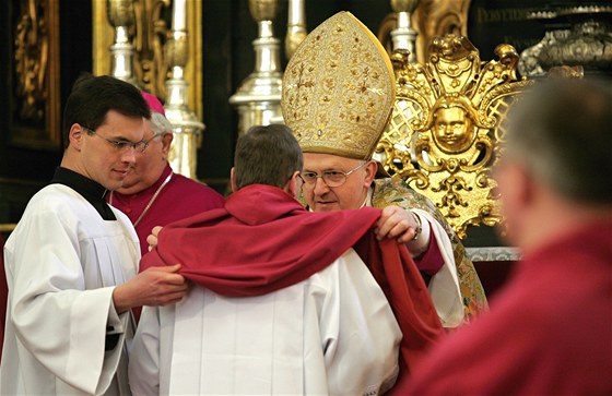 Litomický biskup uvedl v katedrále svatého tpána do funkcí deset nových kanovník.