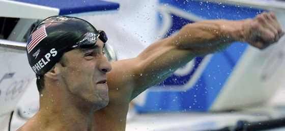 Americký plavec Michael Phelps slaví sedmou zlatou medaili z olympiády v Pekingu.