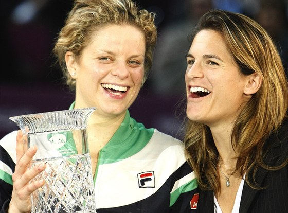Kim Clijstersová (vlevo) pevzala od Amélie Mauresmové trofej, která symbolizuje její návrat do ela svtového ebíku