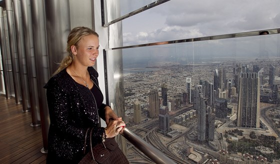 Caroline Wozniacká si prohlíí Dubaj z nejvyí budovy svta, Burj Khalifa (828 metr)