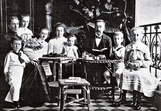 Rodina Czapských v roce 1902, Maria jako dívka zcela vpravo
