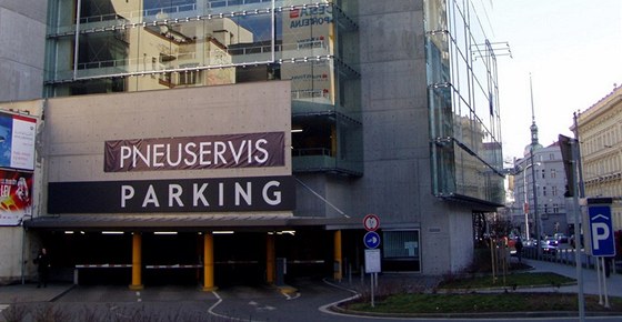 Parkovací dm Rozmarýn u Moravského námstí v Brn problém stání ve mst vyeit nedokáe (ilustraní snímek).