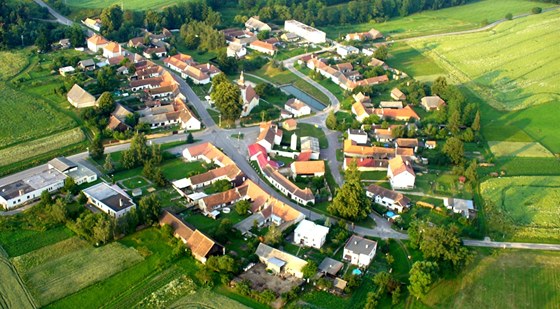 Letecký pohled na obec Starý Petín