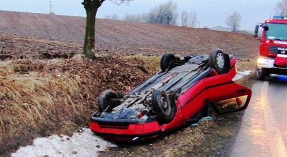 V 6:56 havarovalo auto u obce Hodice na Jihlavsku. Nehoda si vyádala tyi zranní. (11. únor 2011)