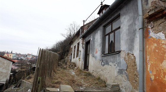 Domy na tebíské ulici Pod Hrádkem stojí jen kousek od idovského hbitova.