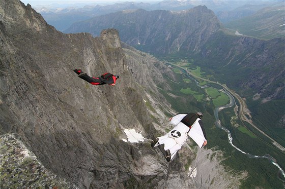 Pi létání ve wingsuit kombinéze se dopedná rychlost pohybuje od 140km/h do 170km/h pi pádové rychlosti 60km/h a 120km/h. Na smínku Martin Trdla (vpravo).