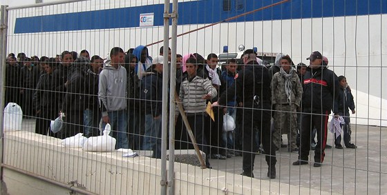 Imigranti, kteí pijeli pravdpodobn z Tuniska, na sicilském ostrov Lampedusa (11. února 2011)