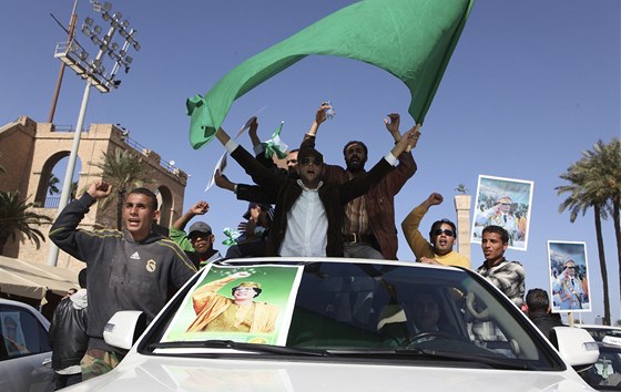 Manifestace Kaddáfího píznivc v Tripolisu (17. února 2011)