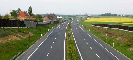 Rychlostní silnice R4 koní u obce Dubenec. Zbylý úsek ve stedních echách ale chybí. Ilustraní foto