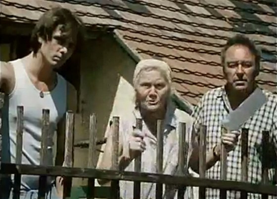 Herec Václav Troka (vpravo) na zábru z filmu Slunce, seno, jahody.