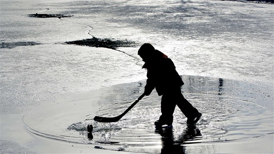 Zima pole sníh na hory. Níiny potrápí ledovka. Ilustraní foto