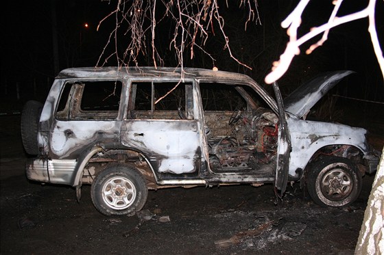 Vz Mitsubishi Pajero, který zakuklenci u Slezskoostravského hradu zapálili.