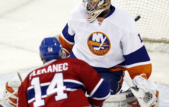 PESNÉ ZÁPSTÍ. Jednu ze tí montrealských branek za záda brankáe Islanders Mikko Koskinena umístil také eský hokejista Tomá Plekanec. Jene v samostatných nájezdech dopadl duel opan a newyortí hosté v Kanad zvítzili.