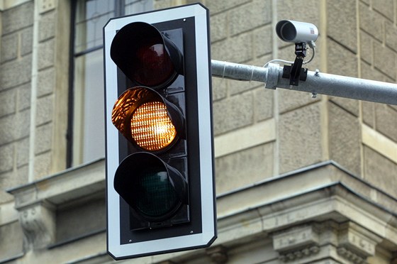 Perov plánuje poídit semafory, které rozsvítí rychle jedoucím idim ervenou. (Ilustraní snímek)