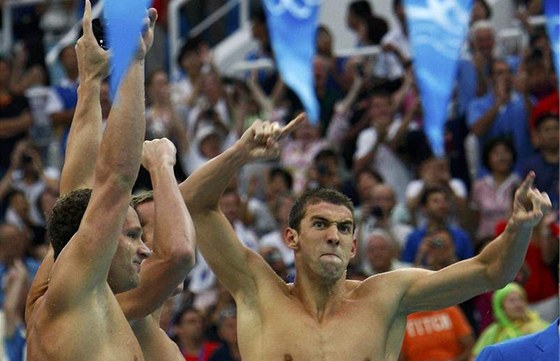 Michael Phelps tsn po zisku osmé zlaté medaile z OH v Pekingu, kterou si vyplaval jako len americké polohové tafety na 4x100 metr.