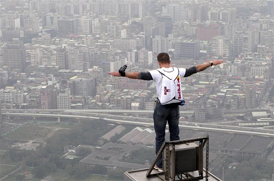 Felix Baumgartner na vrcholku mrakodrapu.