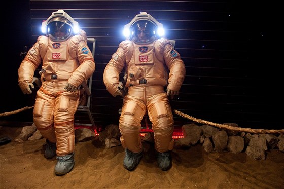lenové posádky Mars-500 zkouejí skafandry Orlan