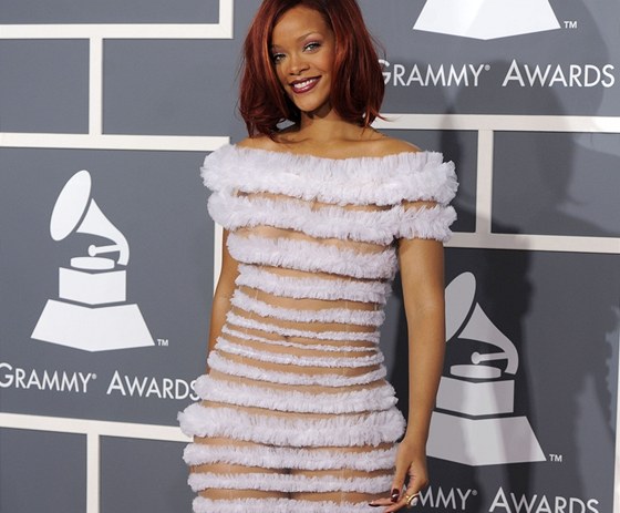 Dalí Rihannin prsvitný model, který si oblékla na pedávání cen Grammy.