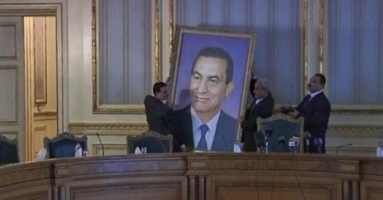 V budov ministerstva v Káhie snímají portrét Mubaraka