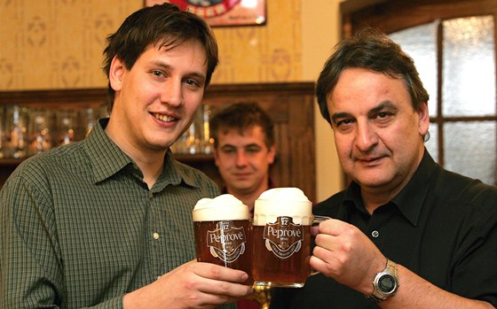 Sládek Petr Hauskrecht (vpravo) je pesvden, e urit nejlepí pivo je prakticky nemoné.