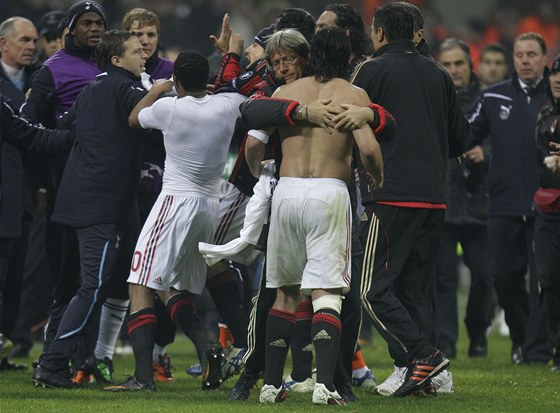 Záloník AC Milán Gennaro Gattuso (zády bez dresu) rozpoutal po zápase s Tottenhamem strkanici.
