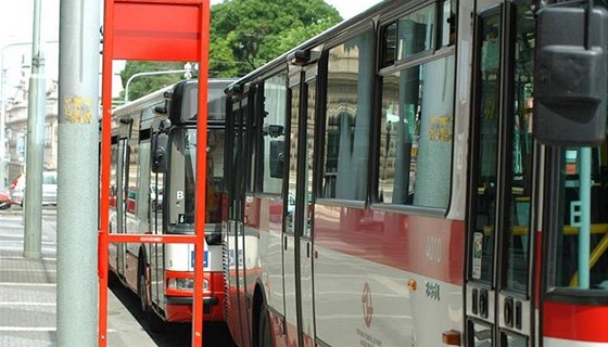 Iveco jako nástupce spolenosti Karosa je dosud prakticky jediným dodavatelem autobus do Prahy. Te o svoji exkluzivitu me pijít.