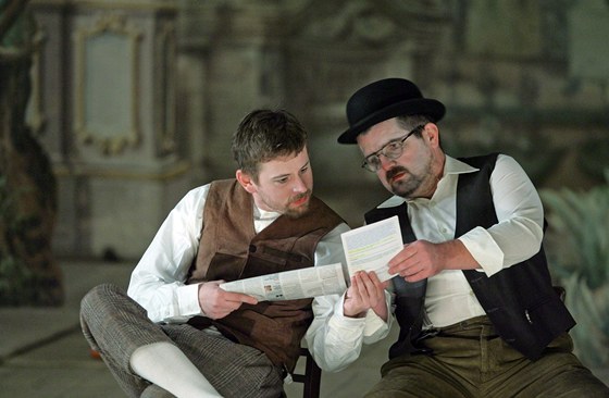 Divadelní pedstavení Adéla jet neveeela. Na snímku je Petr Nmec v roli Detektiva Nicka Cartera (vlevo) a Ladislav Pouzar jako komisa Ledvina.