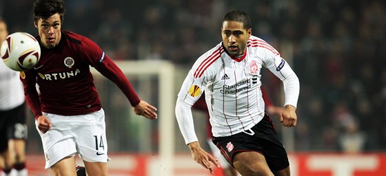 Václav Kadlec (vlevo) si na jae zahrál jen proti Liverpoolu v Evropské lize. Na start v domácí souti si jet musí pokat.