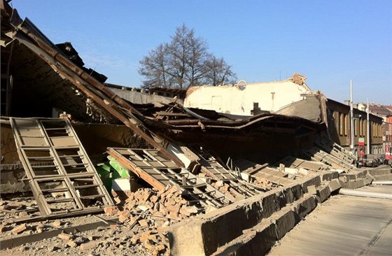 Objekt, který se ve stedu veer zítil na praské Harf, byl u díve uren k demolici.