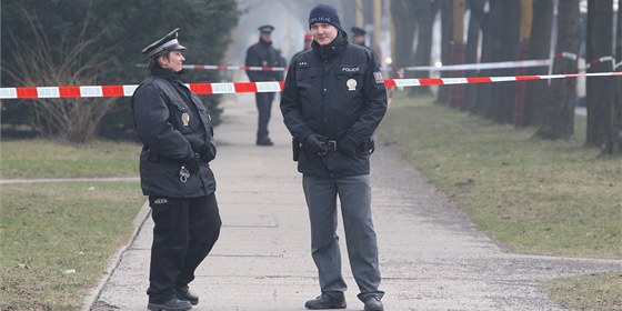 Policisté hlídají místo na Národní tíd v Havíov, kde mu stílel na pronásledovatele.