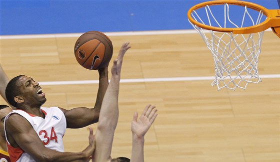 Mike Lenzly z Nymburka zakonuje na ko Galatasaraye Istanbul.