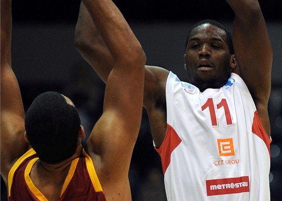 Dionte Christmas (vpravo) v dresu Nymburka proti Joshuovi Shippovi z Galatasaraye.