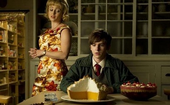 Helena Bonham Carterov a Freddie Highmore ve filmu Toast (2010)