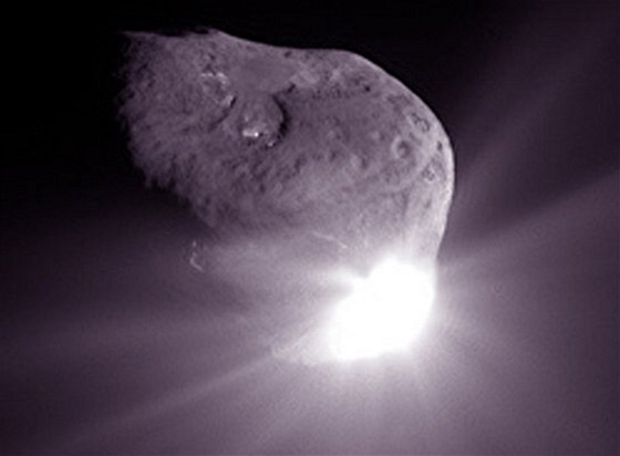 Komety mívají excentrickou dráhu a u Slunce se tak ohejí jen na kratiký as. Známé jsou svým ohonem, jeho pítomnost a délka závisí i na chemickém sloení komety (ilustraní foto)