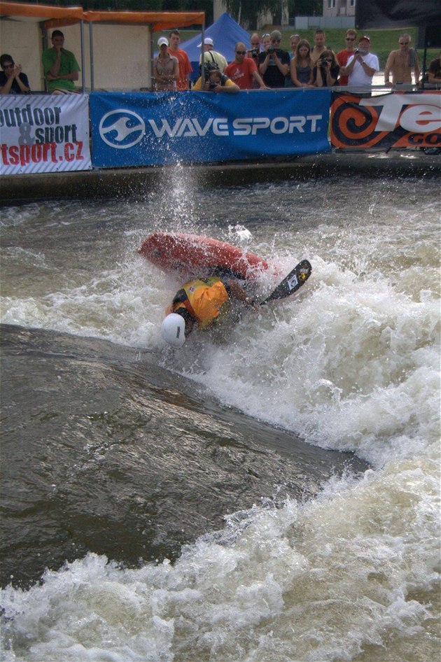 Freestyle kayaking je extrémn náronou tváí vodních sport. Takhle divoká voda zamávala s Francouzem Sebastienem Piquetem Valetem. (Foto: Jií Král)