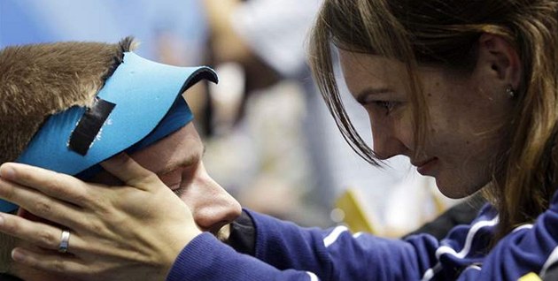 Česká střelkyně Kateřina Emmons utěšuje svého manžela Matta, který se nezvládnutou poslední položkou finále z libovolné malorážky připravil o olympijské zlato. Česká střelkyně Kateřina Emmons utěšuje svého manžela Matta, který se nezvládnutou poslední položkou finále z libovolné malorážky připravil o olympijské zlato.